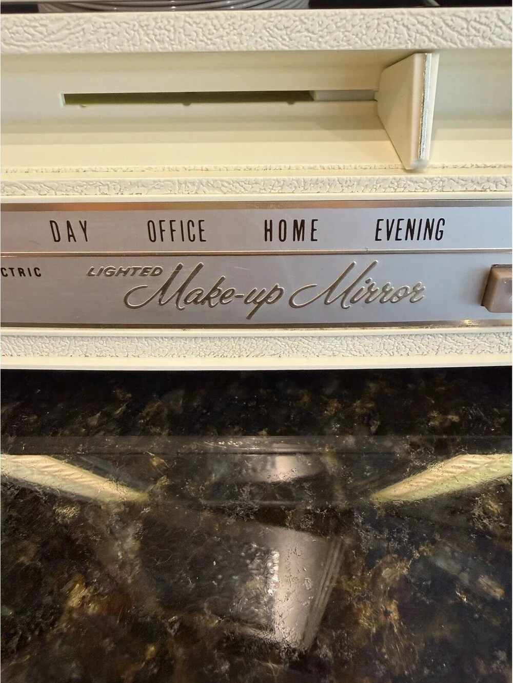 Vintage GE Lighted Vanity Makeup Mirror 4 Light Settings Works